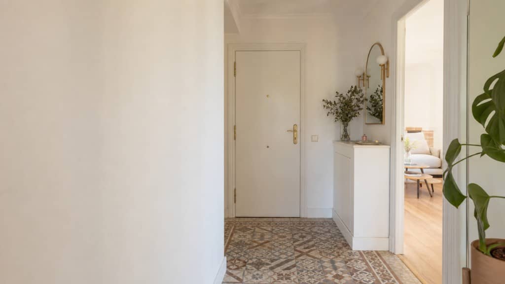 Recibidor de piso con azulejo hidráulico y transición a salón reformado