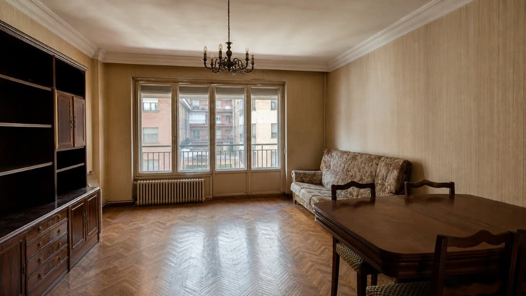 Antes: Salón-comedor de piso antiguo y reforma contemporánea