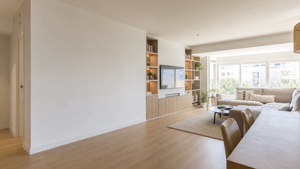 Salón-comedor luminoso de piso reformado con molduras y acabados claros