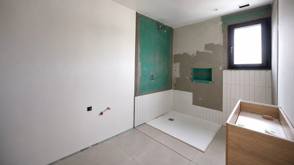 Baño en obra con impermeabilización y fontanería